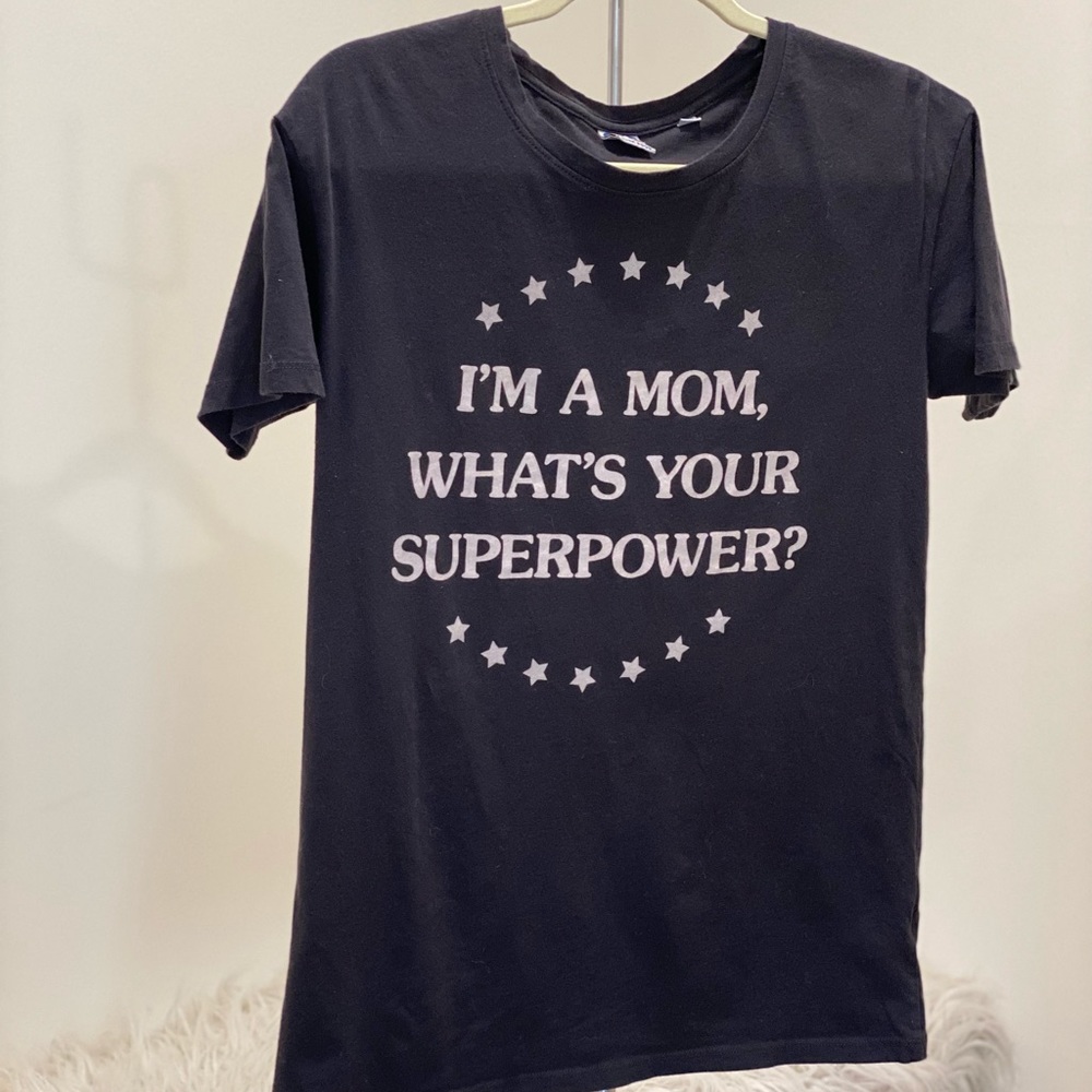 Junk Food brand. “I’m a mom, What’s your superpower?” dark blue tee. Size S.